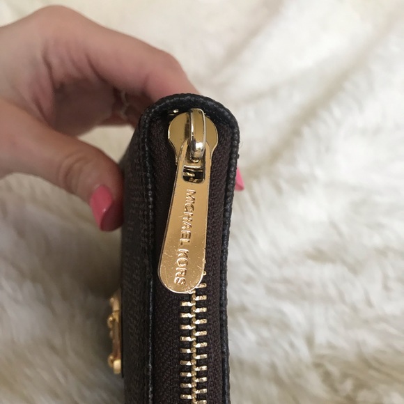 SOLD Michael Kors Jet Set Wallet - Picture 5 of 9